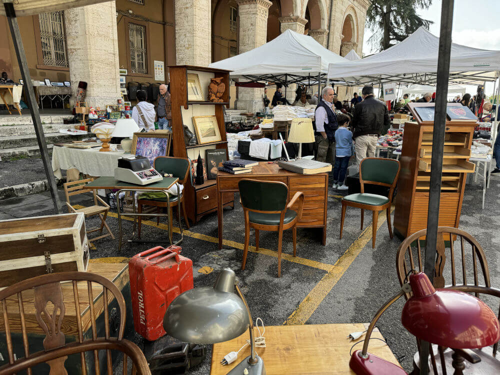 Anticamente Perugia: tra storia e curiosità nel mercato mensile del collezionismo