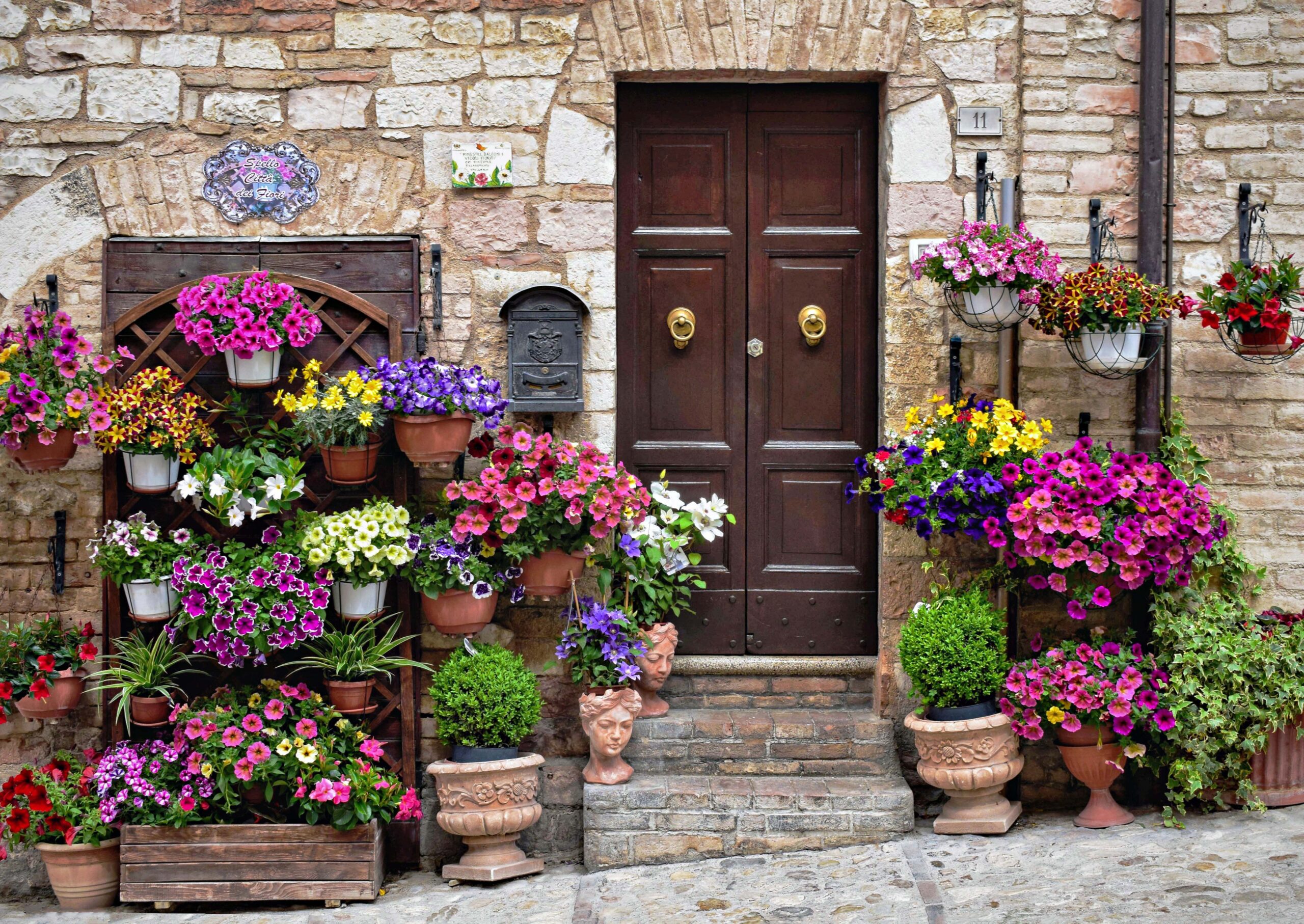 Spello tra vicoli fioriti e storia romana